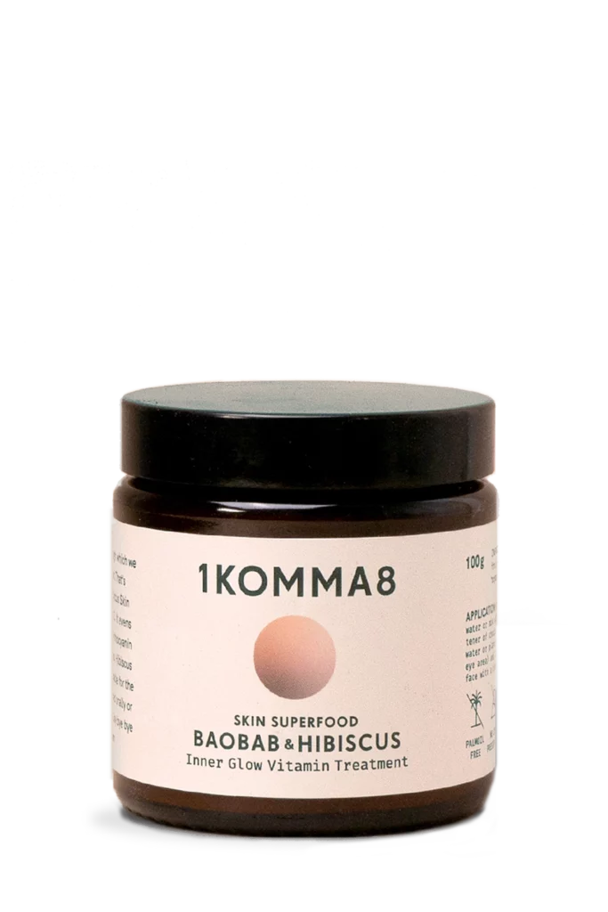Brauner Kosmetik Tiegel mit 1KOMMA8 Etikett. Inhalt des Tiegels ist Baobab und Hibiskus Pulver.